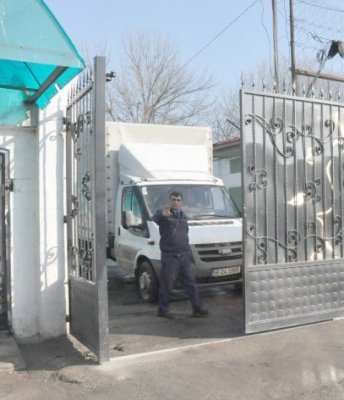 Poarta Albă: Prinsă în timp ce încerca să ducă unui deţinut o cartelă telefonică